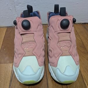 Reebok Women's 7.5 Insta Pump Low-top Sneakers Salmon/ Cream / Blue / Off-white